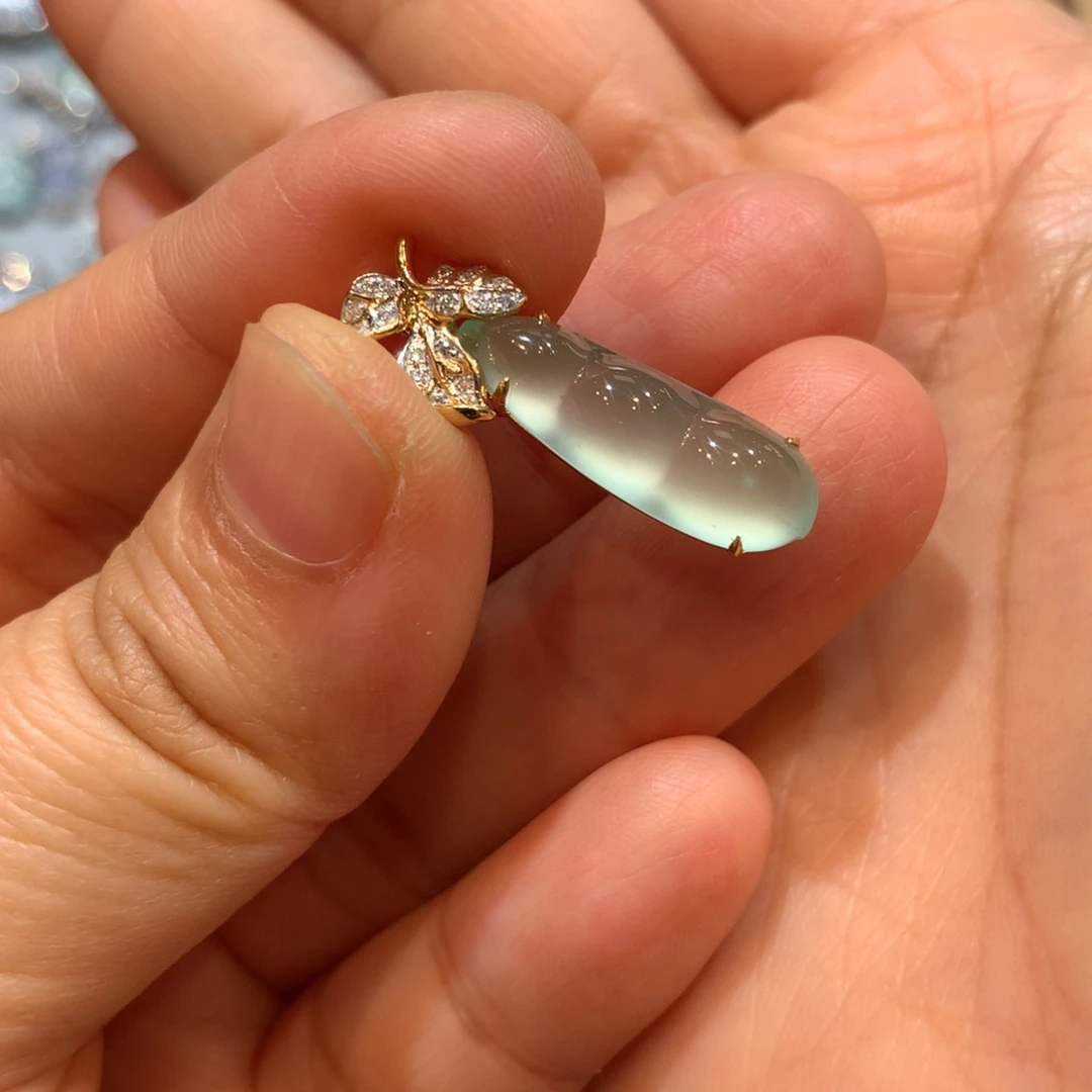 翡翠18K金镶嵌颈饰吊坠