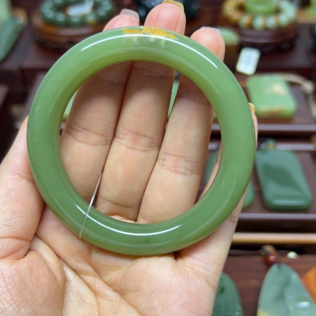 【闪购商品】岫岩河磨玉（透闪石质玉）未镶嵌把件伊*娅手镯57+