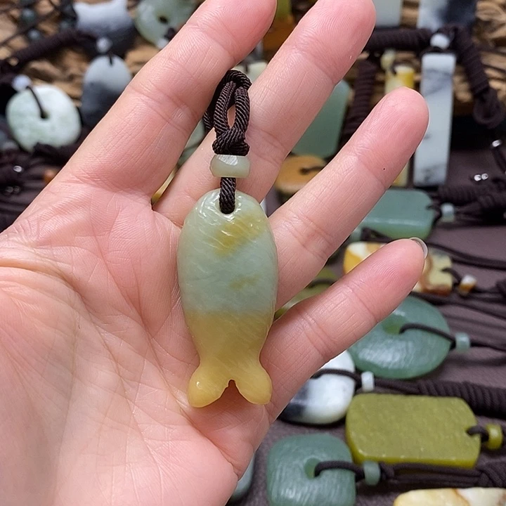 蛇纹石玉未镶嵌颈饰