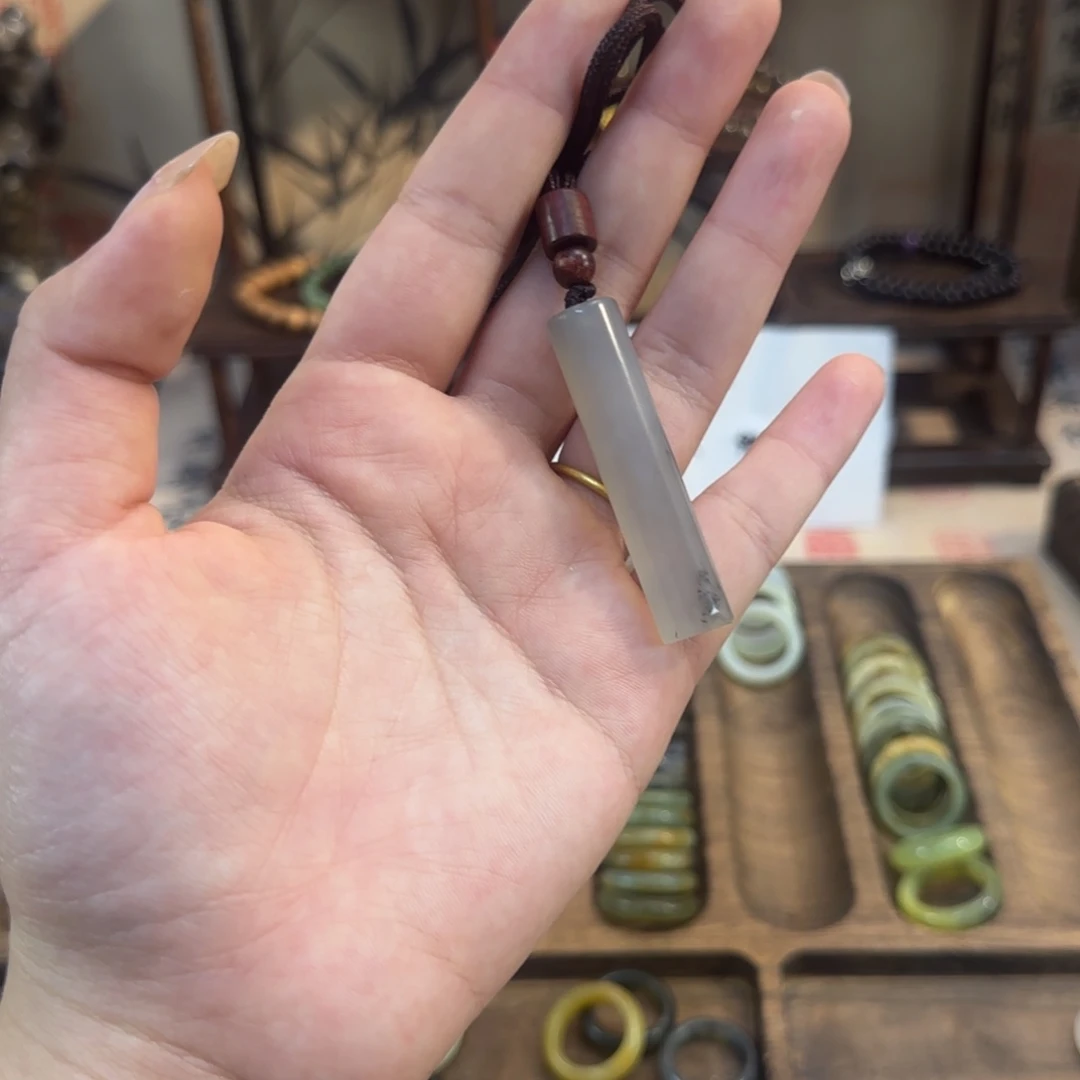 蛇纹石玉颈饰合金