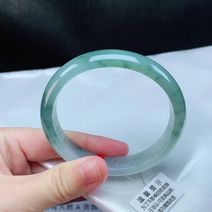 翡翠手镯未镶嵌56贵