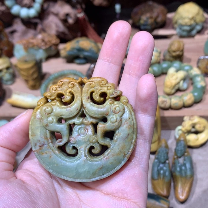 未镶嵌岫岩河磨玉（透闪石质玉）挂件