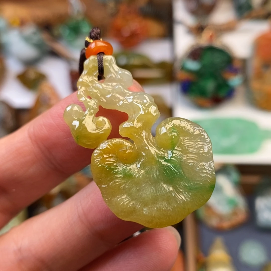 翡翠未镶嵌颈饰如意