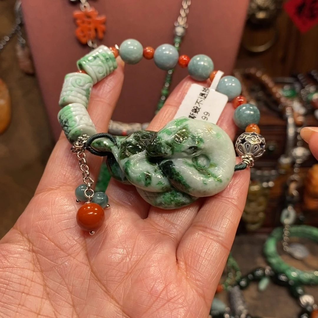 翡翠吊坠(赠链)未镶嵌