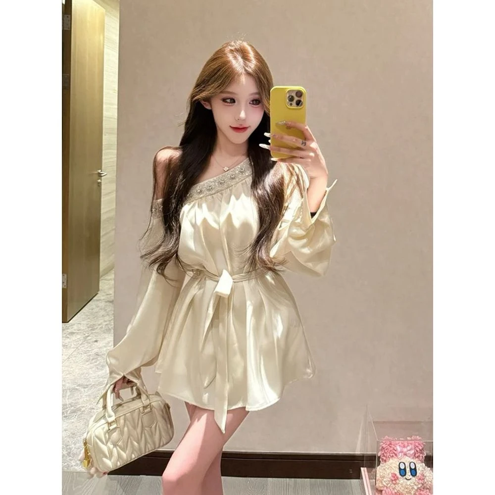 【珍妮小姐】镶钻重工气质斜肩缎面收腰显瘦气质上衣+短裤套装