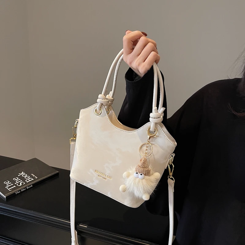 YUSMYU春季超火小包包女2025新款时尚潮百搭斜挎包通勤手提水桶包