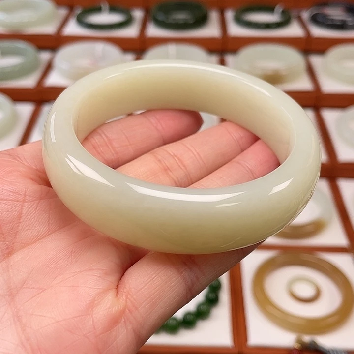 和田玉未镶嵌手镯