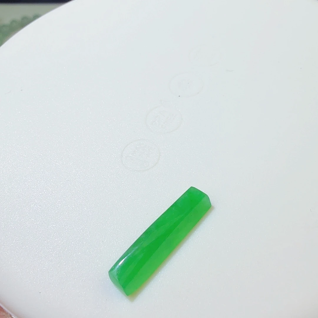 翡翠裸石满绿随行