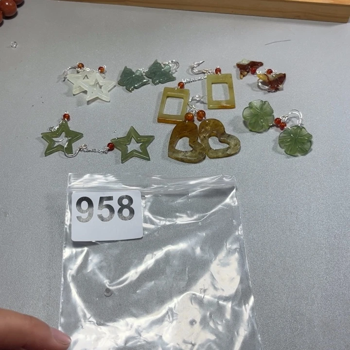 蛇纹石玉合金耳饰辰*