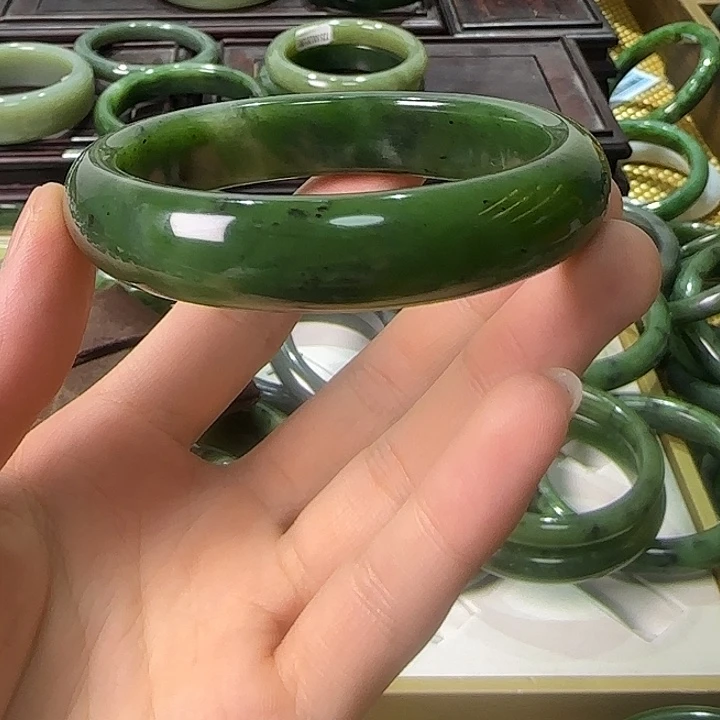 嘿***妹和田玉（碧玉）未镶嵌手镯