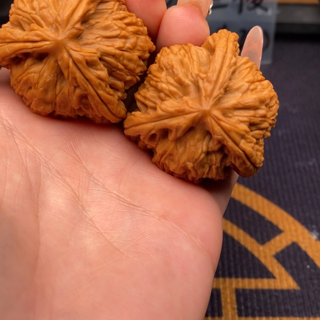 宁***子文玩核桃吊坠白狮子