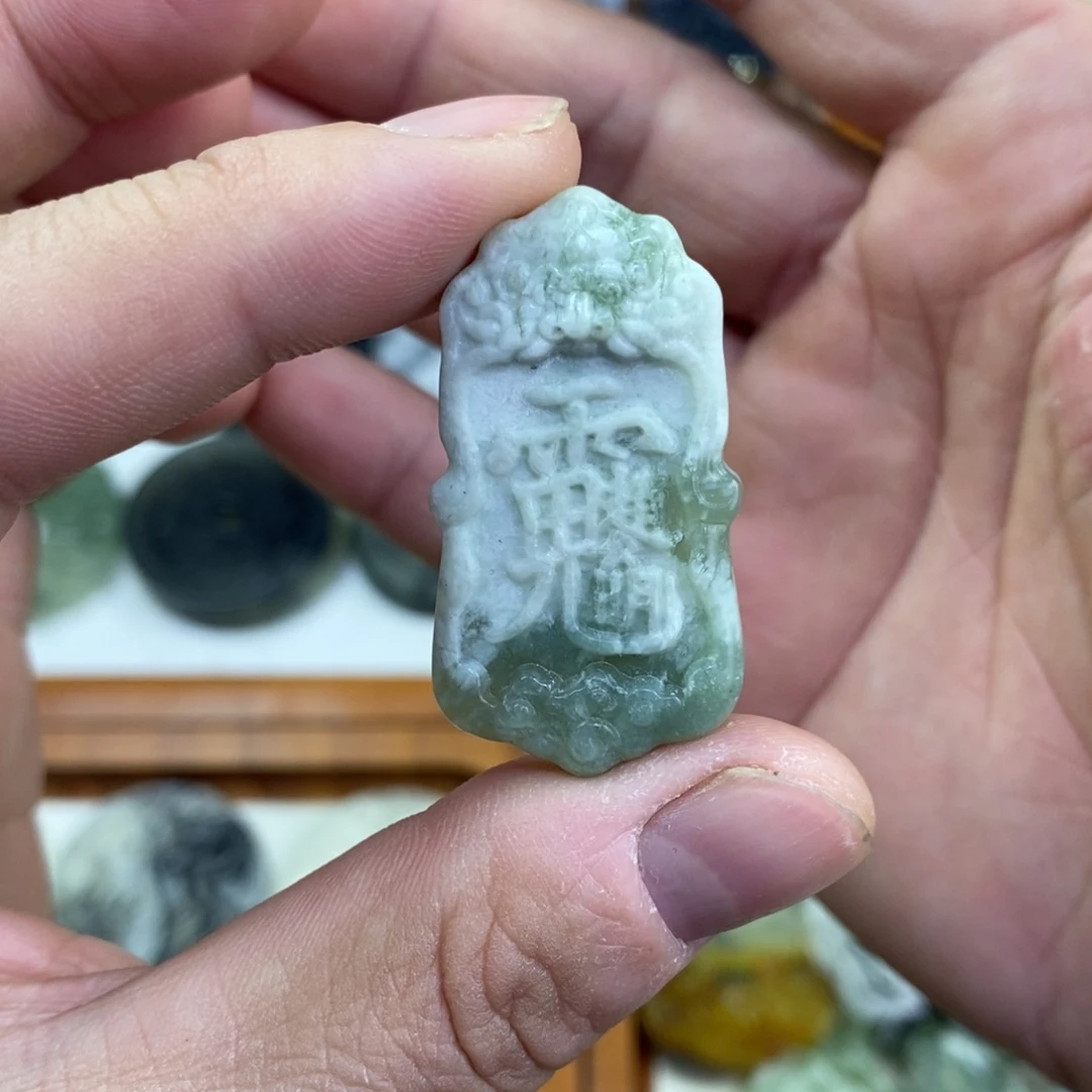 岫玉未镶嵌颈饰岫玉吊坠