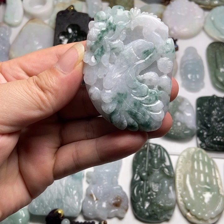 翡翠未镶嵌颈饰凤牌68