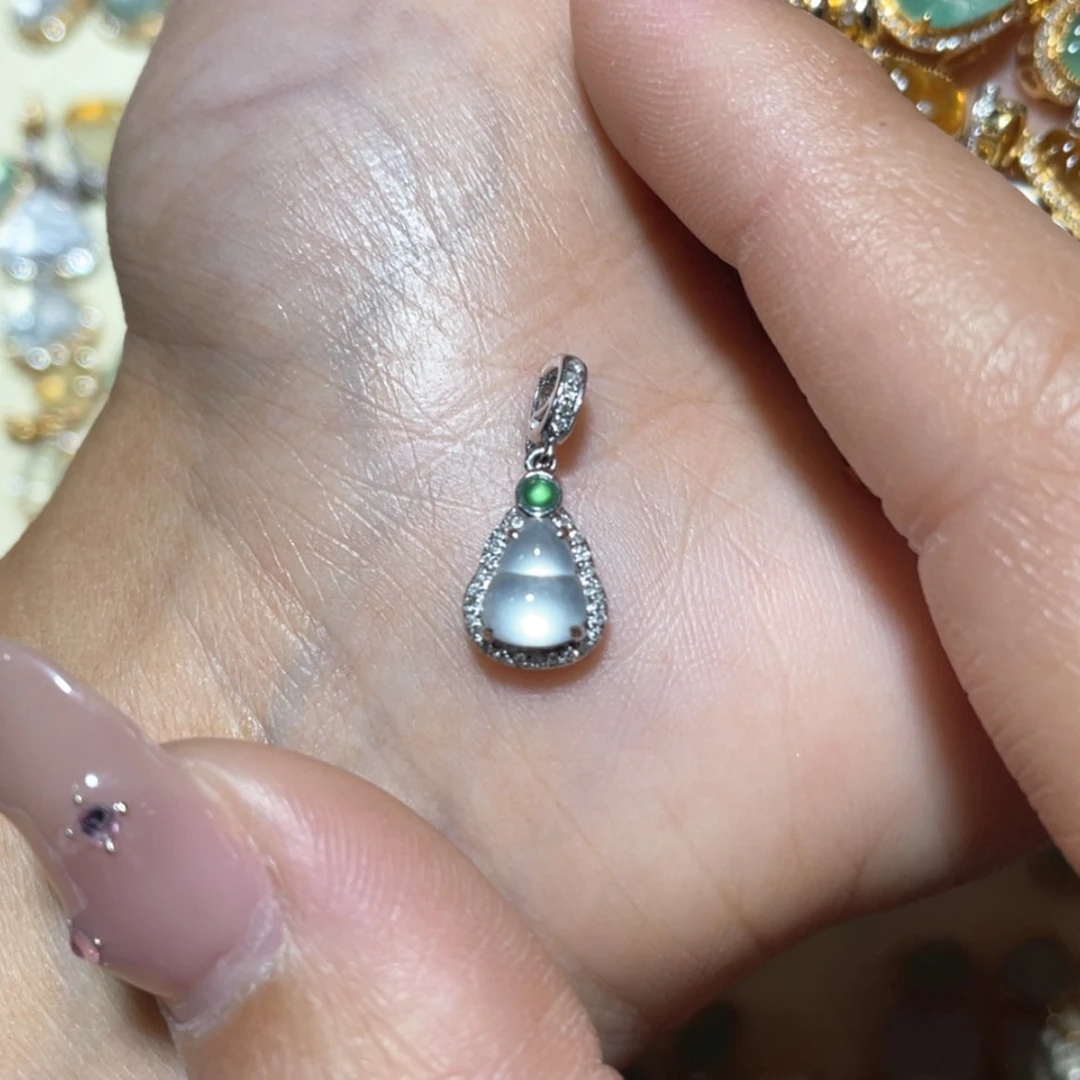 【闪购商品】翡翠吊坠(不含链)18K金镶嵌