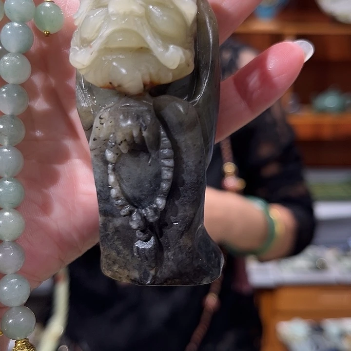 足铂镶嵌岫玉毛衣链