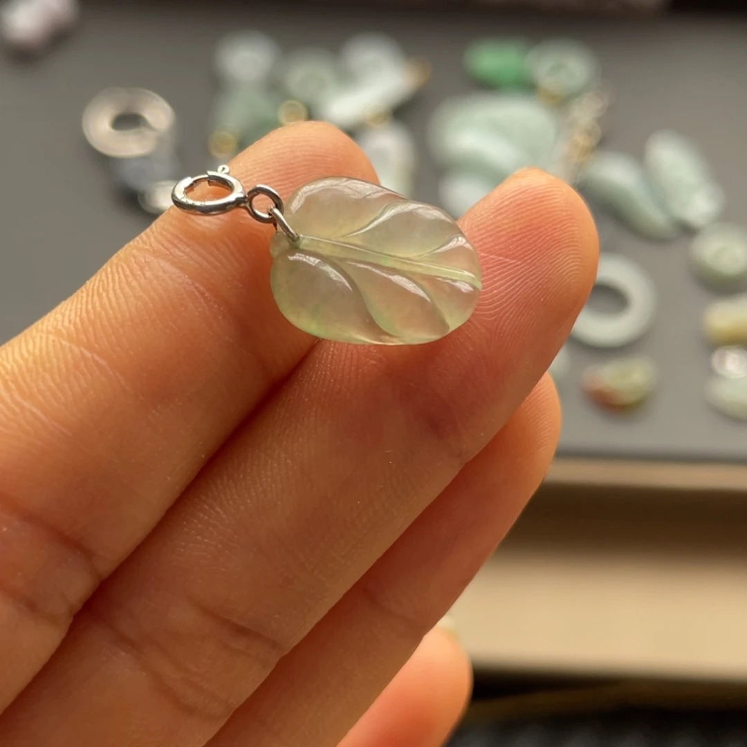 翡翠颈饰未镶嵌财****我叶