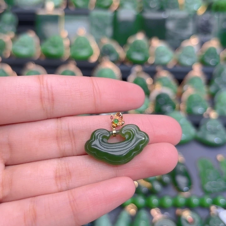 18K金镶嵌和田玉（碧玉）挂件