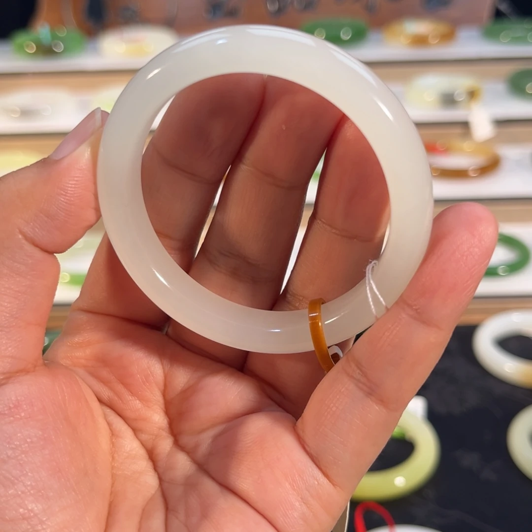 和田玉未镶嵌手镯冰白