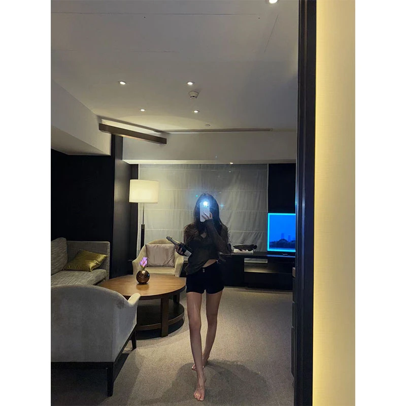 秋季网红小众设计款穿搭薄款显瘦修身长袖上衣休闲宽松百搭短裤女