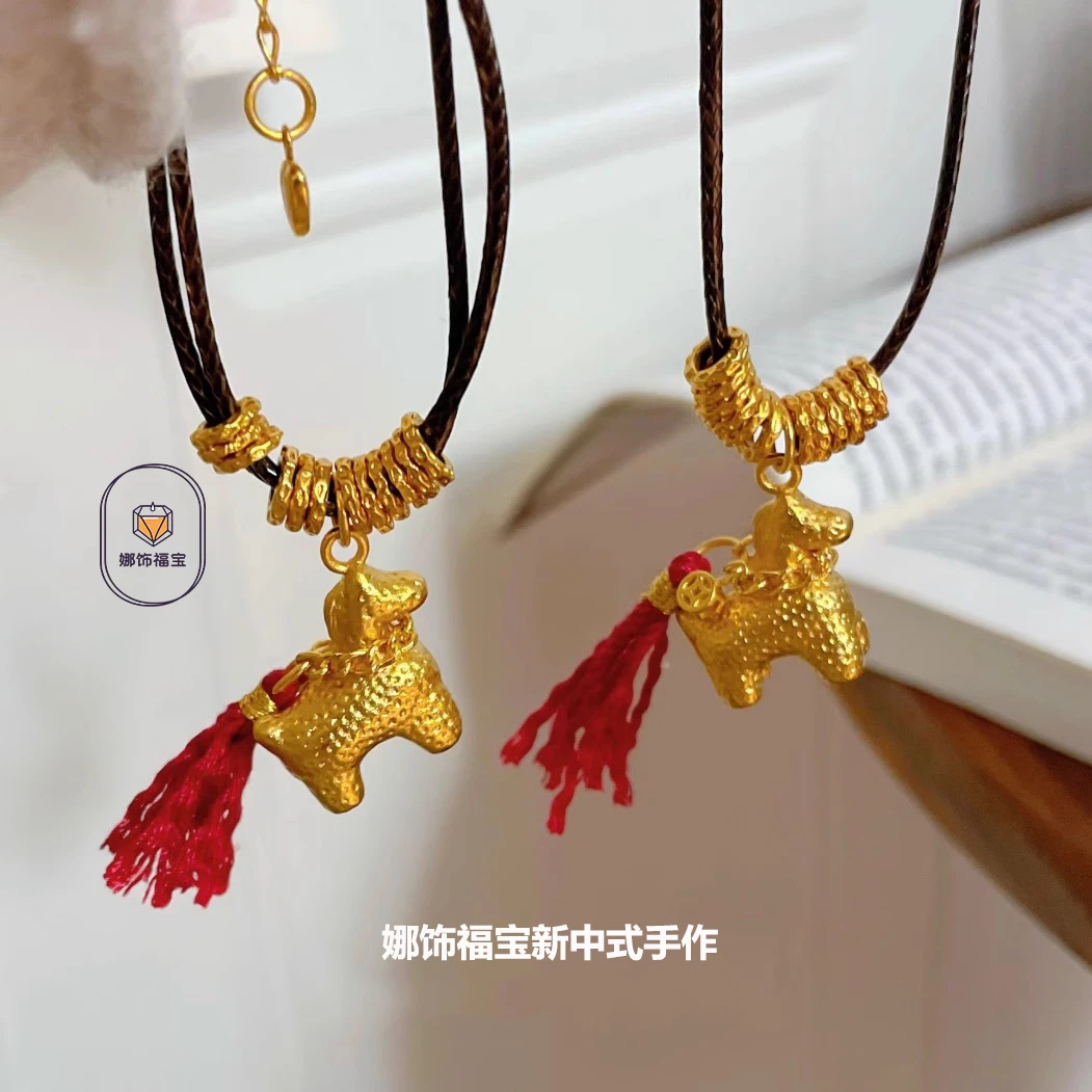 合金布艺项链 马上有钱项链腰缠万贯小马红流苏项链高级感毛衣链