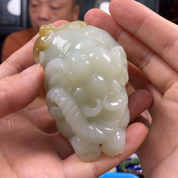 嚴***生和田玉未镶嵌颈饰