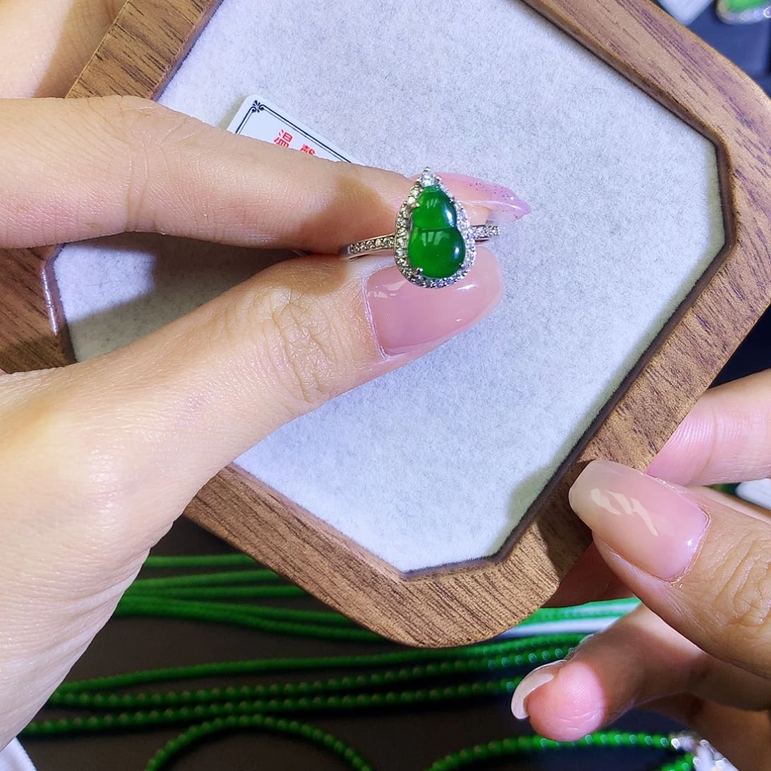 翡翠戒指银S925镶嵌天然翡翠戒指
