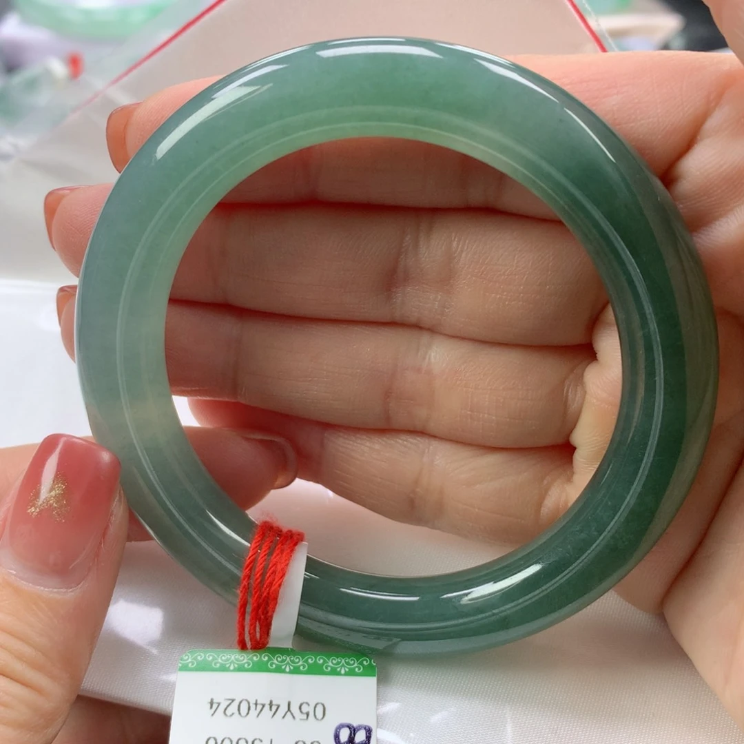 翡翠手镯未镶嵌56圈