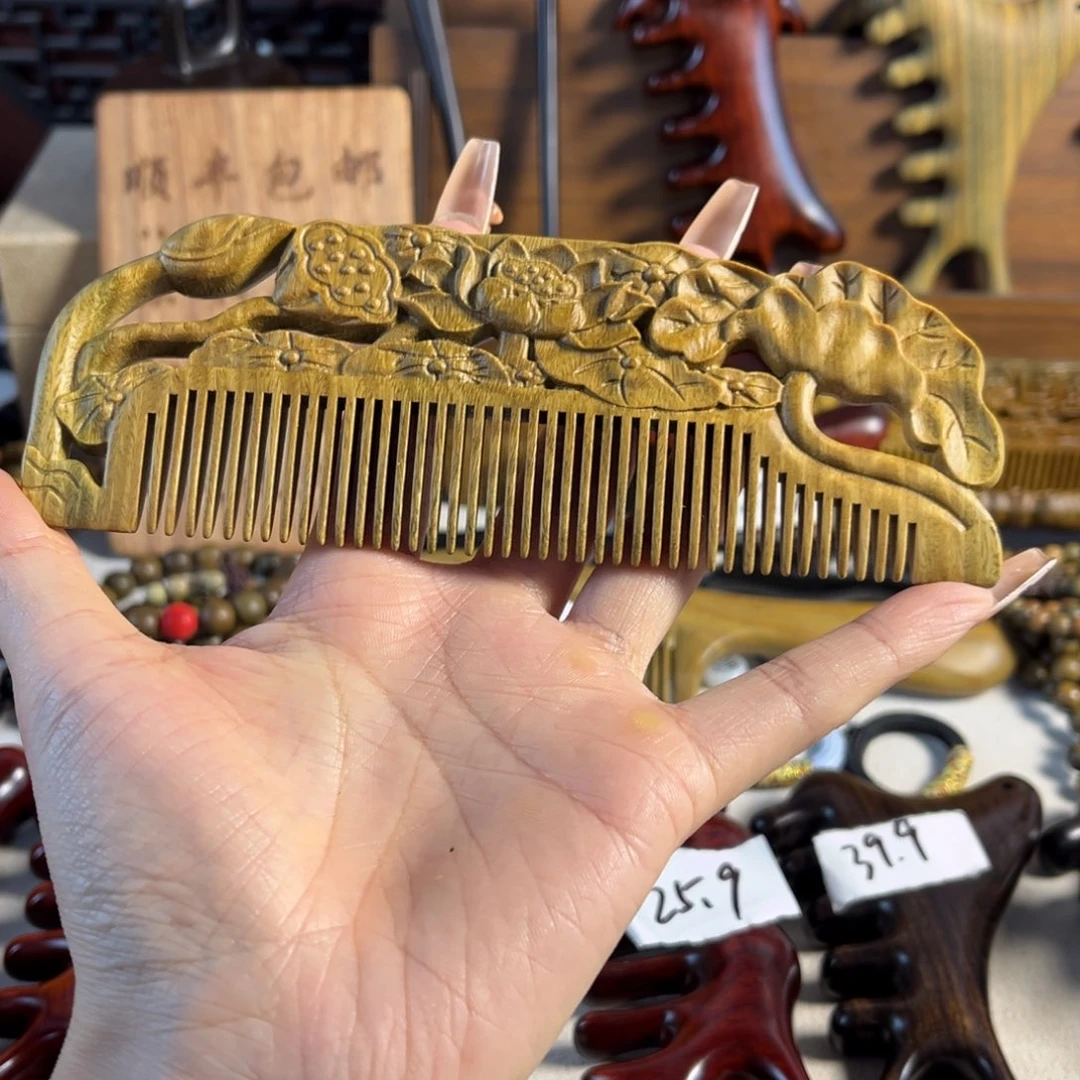 L***麦绿檀木雕花密齿梳