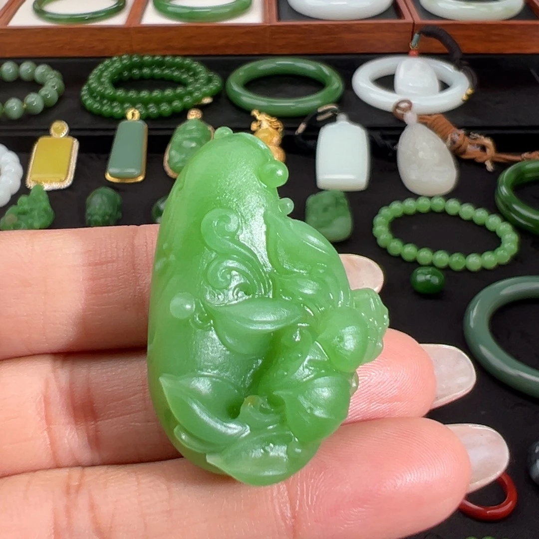 和田玉（碧玉）未镶嵌颈饰果绿翠艳油胶荷花吊坠