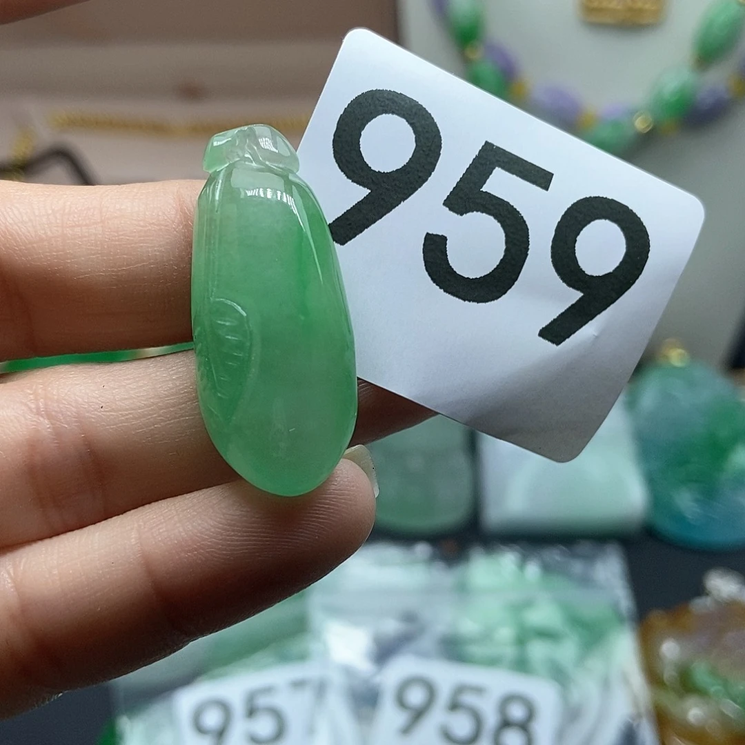翡翠吊坠(赠链)未镶嵌