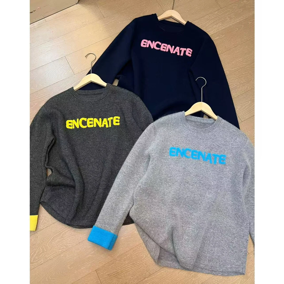 小静静一会 2025早春 撞色字母减龄款圆领长袖上衣 2412B6135