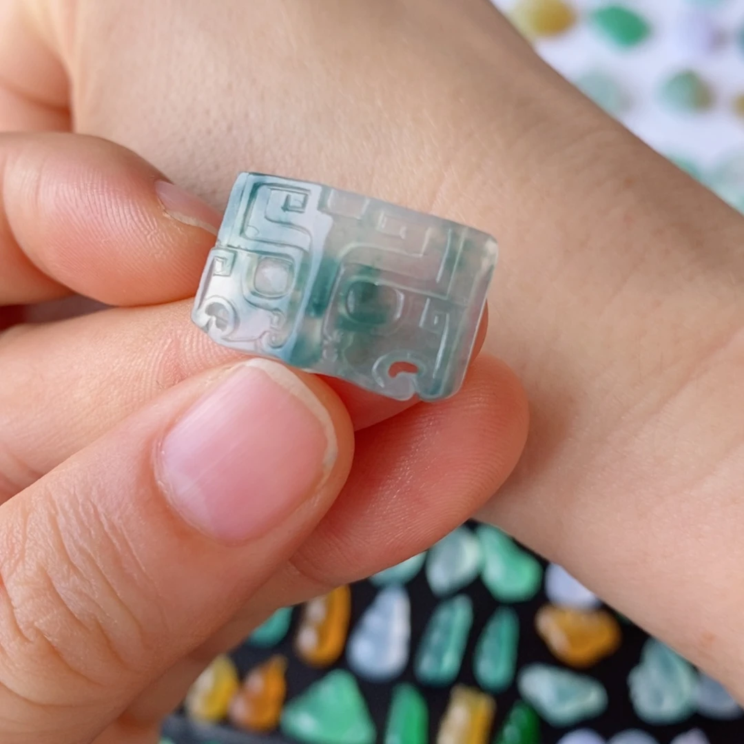 定制翡翠未镶嵌饕餮手牌