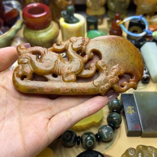 蛇纹石玉未镶嵌颈饰