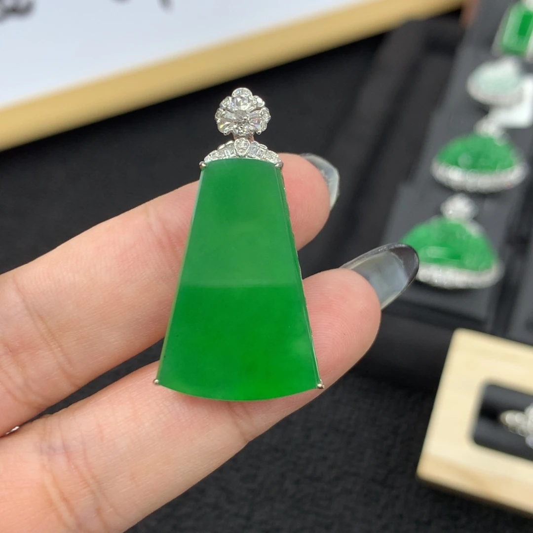 颈饰18K金镶嵌翡翠无事牌