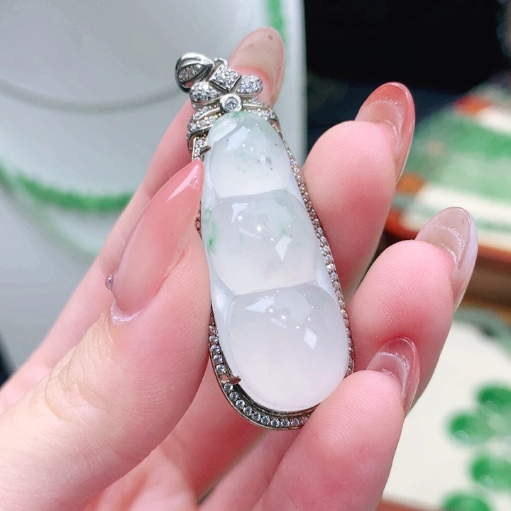 J***敏石英质玉（非洲翠）未镶嵌颈饰