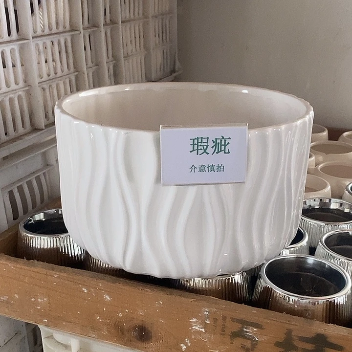 摆件多肉瑕疵盆有孔。