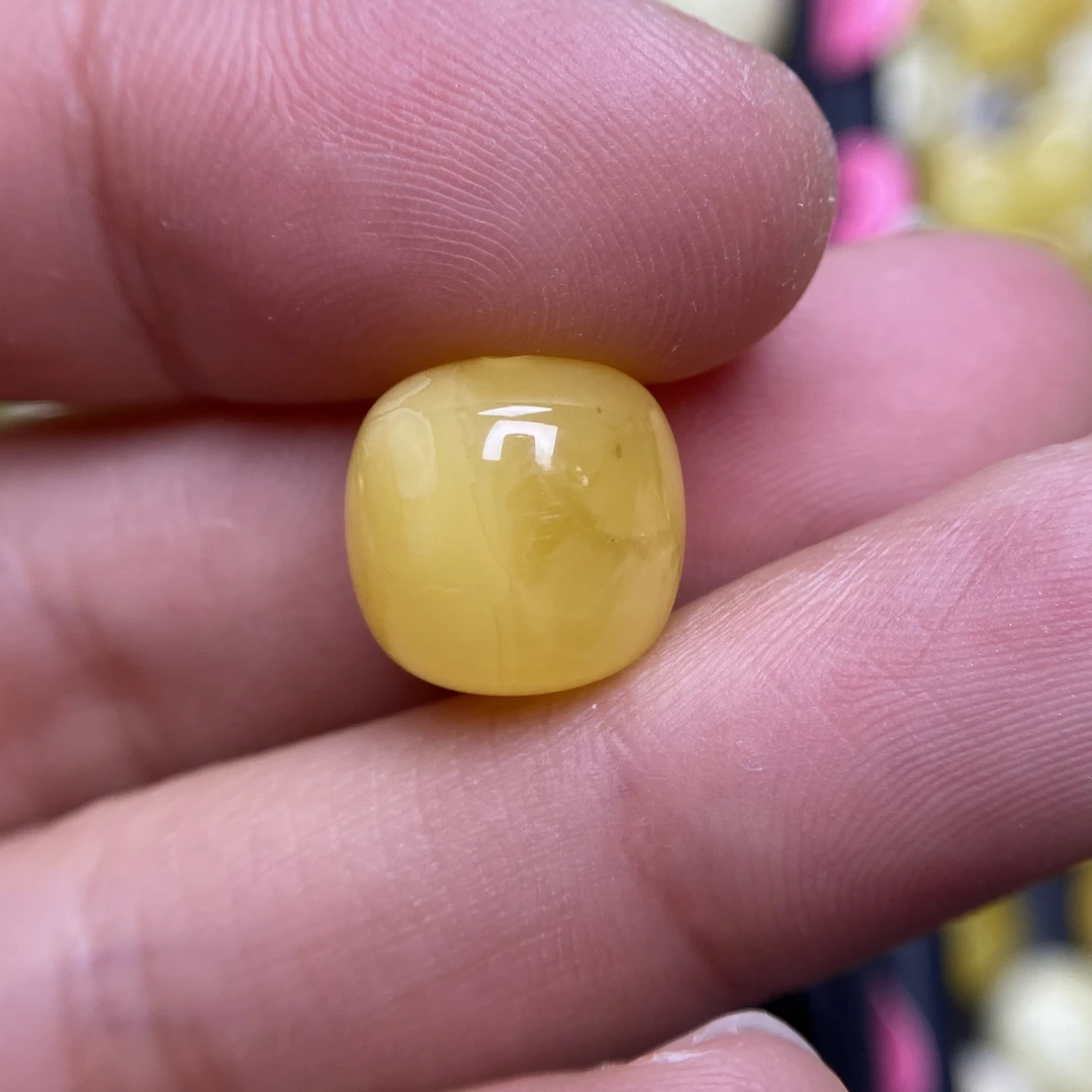 蜜蜡鸡油黄老型配饰11.7×11.5mm，有点植物粉尘小冰花，介意勿拍