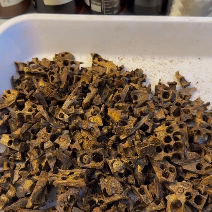 沉香碎屑沉香乌身圆叶100克