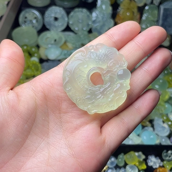 蛇纹石玉合金颈饰龙扣