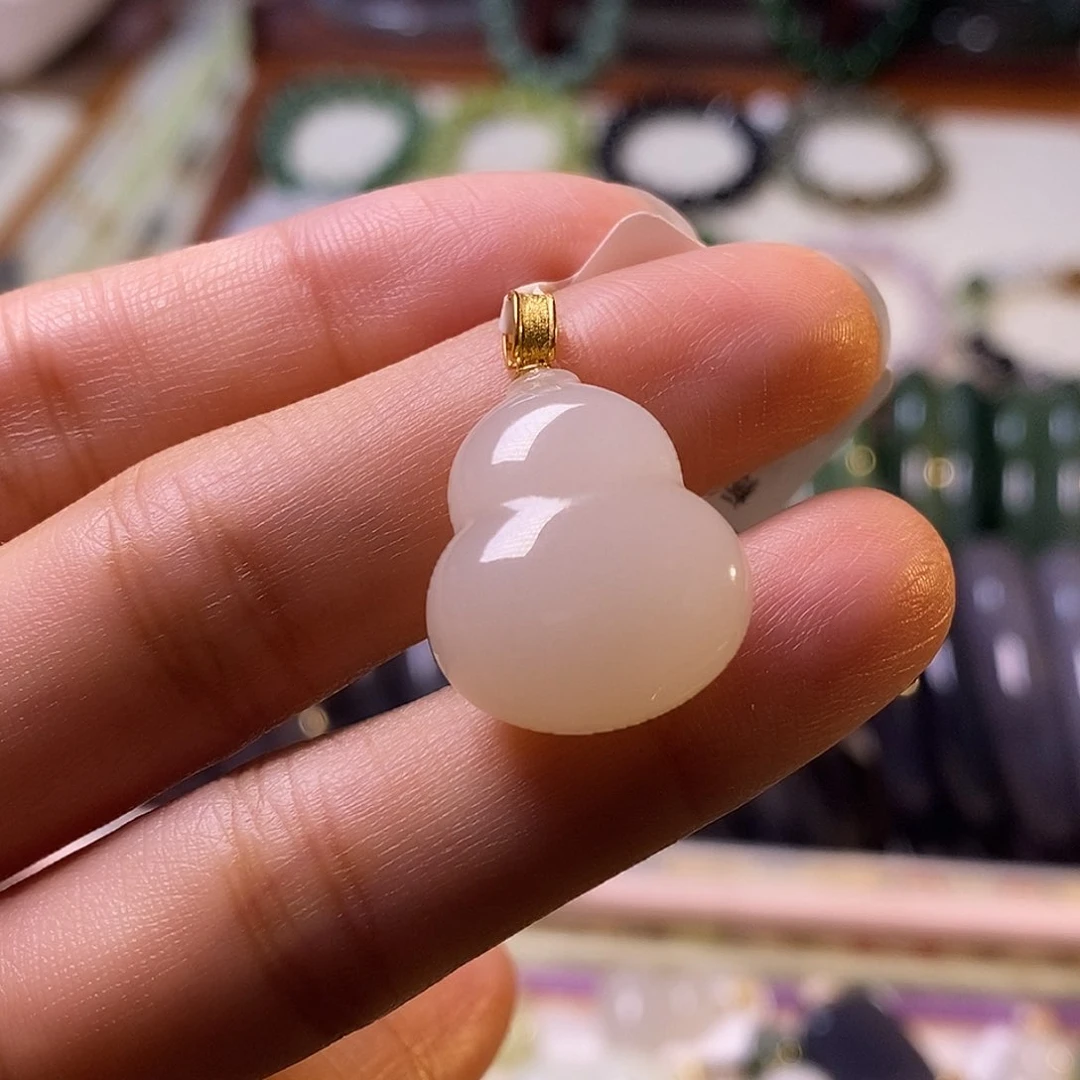 颈饰未镶嵌和田玉毕业级老坑料浓红粉18.k葫芦