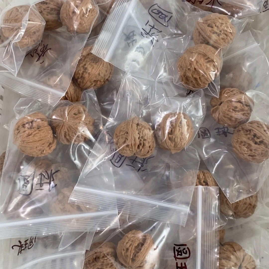 文玩核桃吊坠圆球有瑕疵