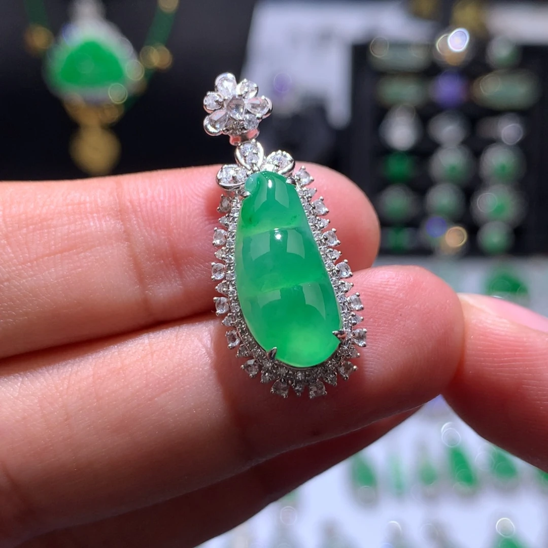 翡翠18K金镶嵌吊坠(赠链)