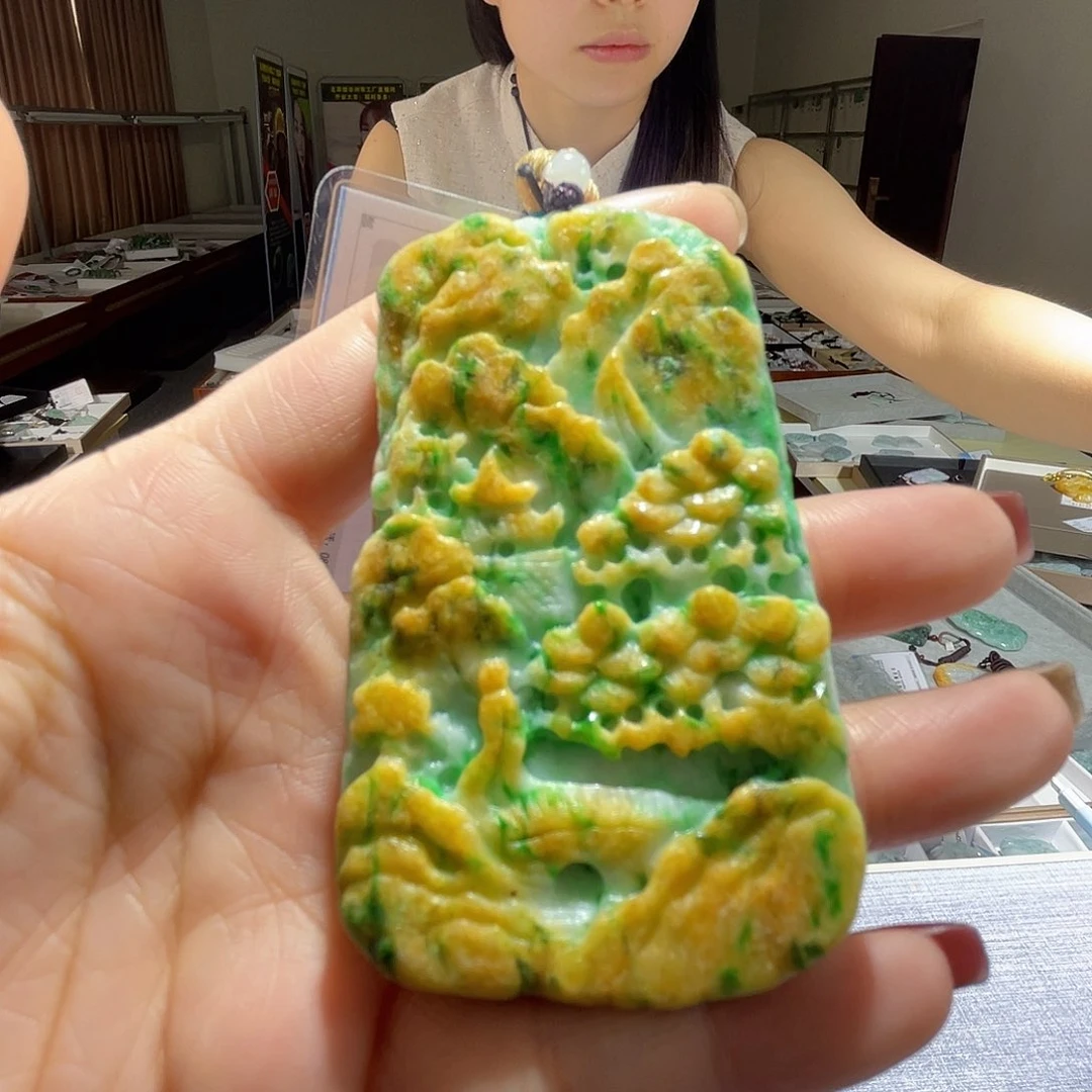 翡翠未镶嵌颈饰一个