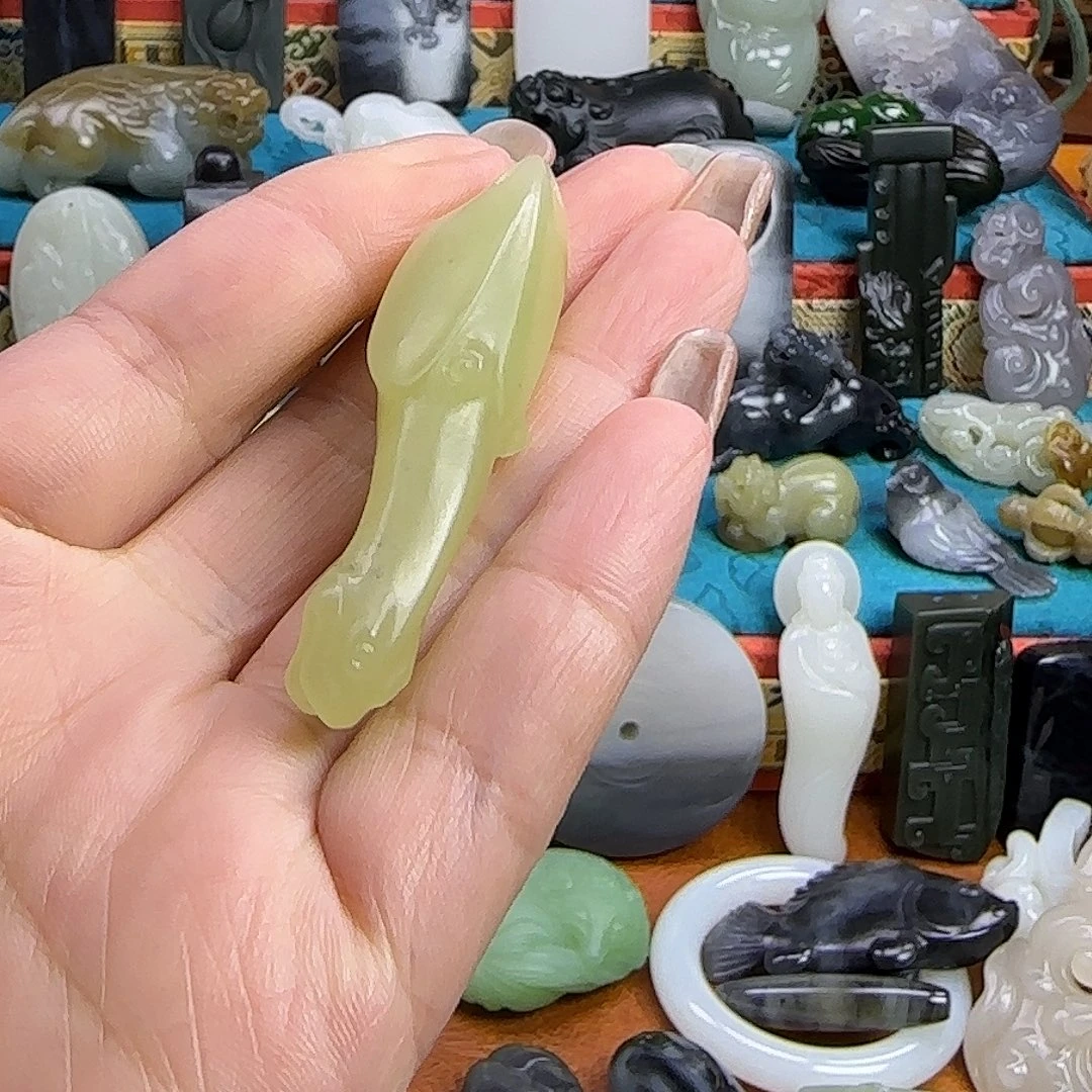 忧***笑和田玉未镶嵌颈饰
