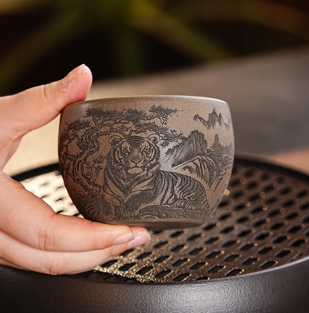 宜兴原矿蟹壳青手工刻绘卧虎藏龙升级版紫砂主人杯主人杯单杯