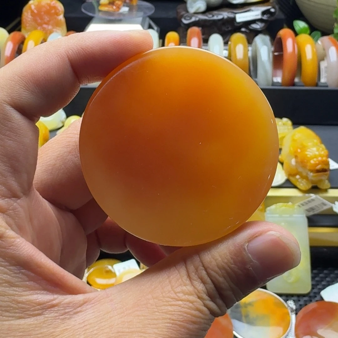 做***吧石英质玉（黄龙玉）未镶嵌颈饰