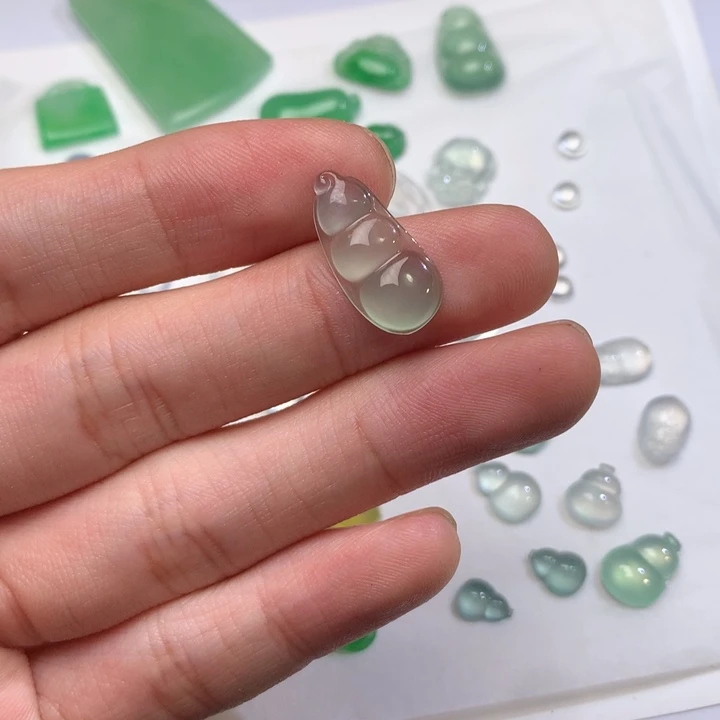 翡翠未镶嵌吊坠(不含链)豆