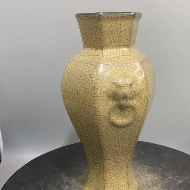 哥窑六方瓶造型独特