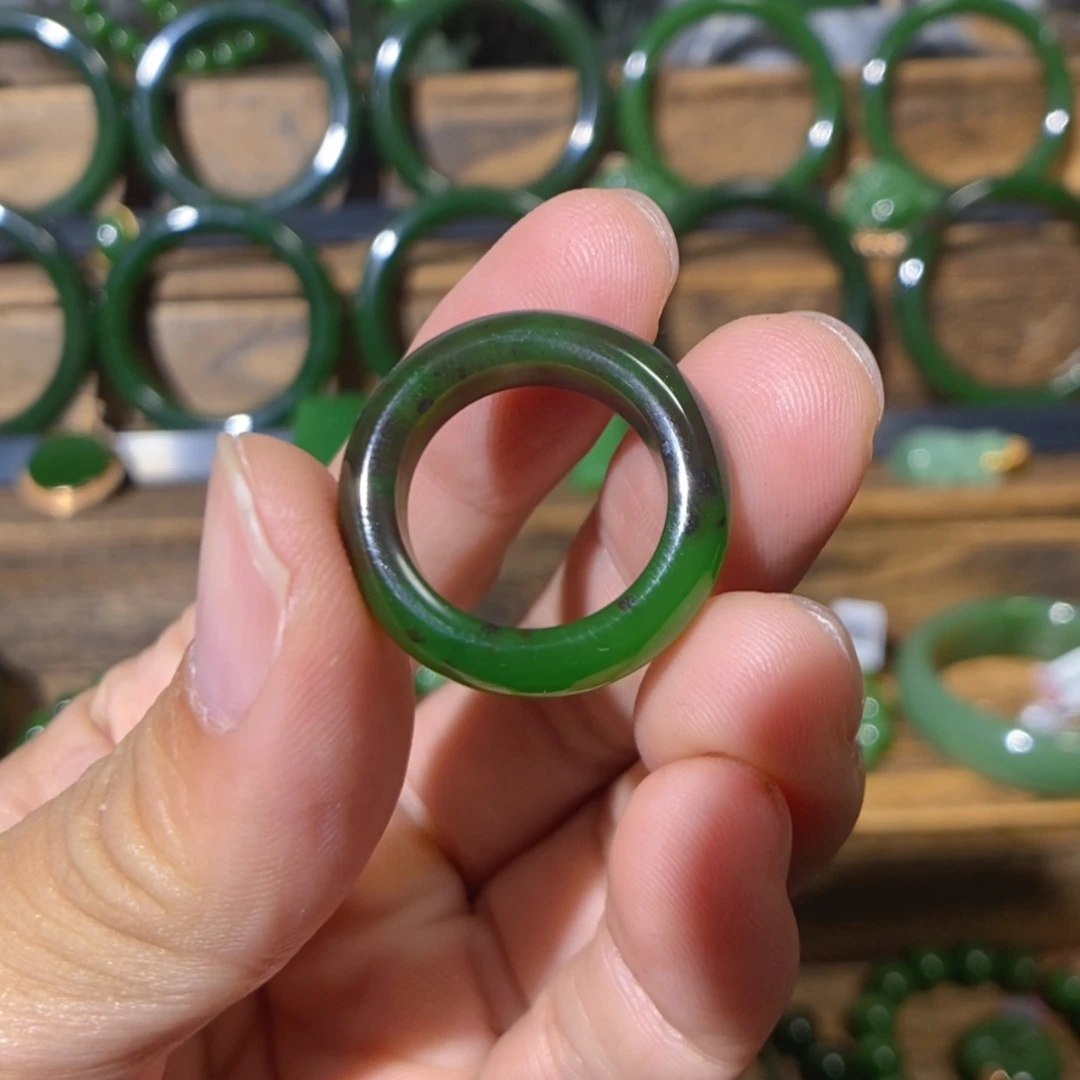 【闪购商品】吊坠(不含链)未镶嵌和田玉俄七聚红皮辣阳绿戒圈16