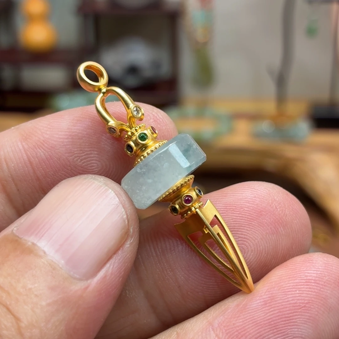 翡翠18K金镶嵌颈饰